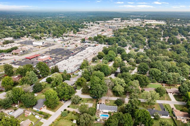 1953 S Meadowview Avenue, Springfield, MO 65804