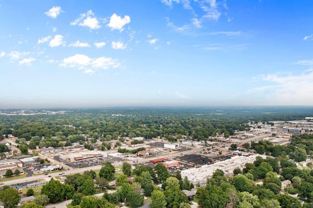 1953 S Meadowview Avenue, Springfield, MO 65804