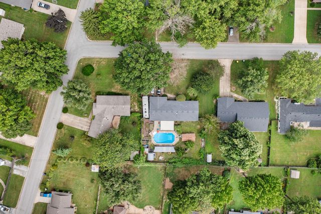 1953 S Meadowview Avenue, Springfield, MO 65804