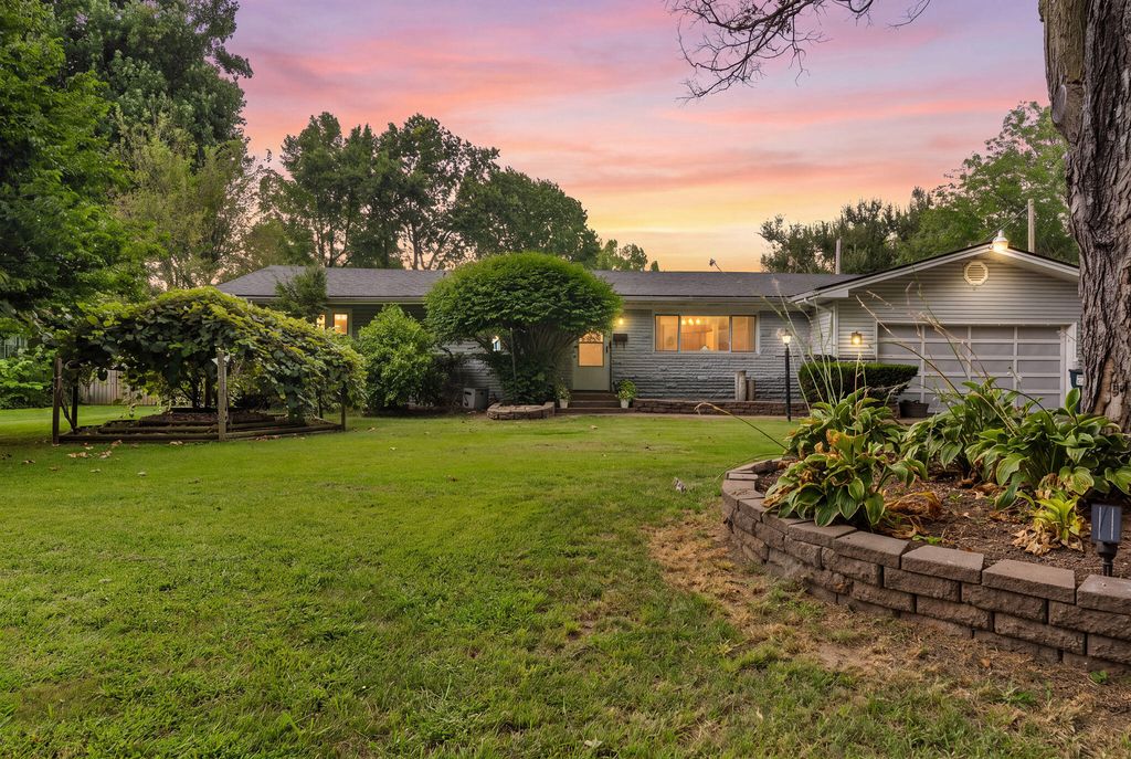 1953 S Meadowview Avenue, Springfield, MO 65804
