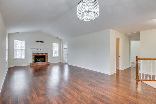 1829 QUAKER HOLLOW Lane 1829, Streamwood, IL 60107