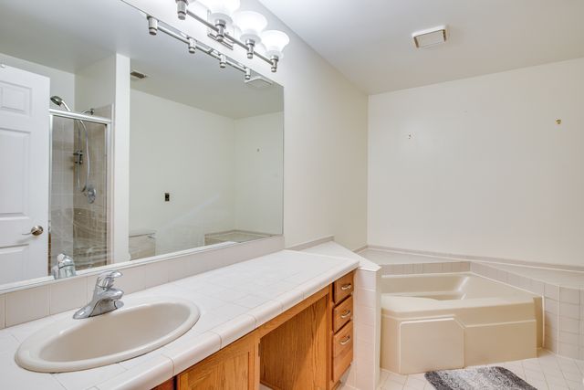 1829 QUAKER HOLLOW Lane 1829, Streamwood, IL 60107