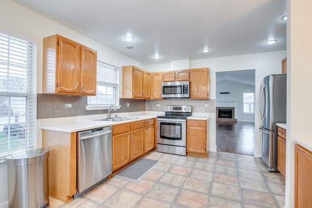1829 QUAKER HOLLOW Lane 1829, Streamwood, IL 60107
