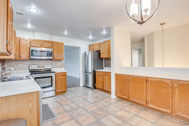 1829 QUAKER HOLLOW Lane 1829, Streamwood, IL 60107