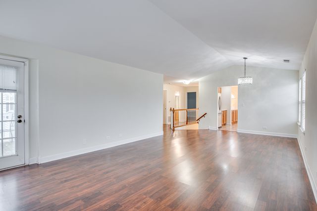 1829 QUAKER HOLLOW Lane 1829, Streamwood, IL 60107