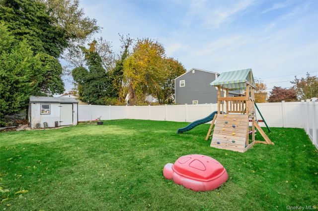 398 Concord Avenue, Lindenhurst, NY 11757