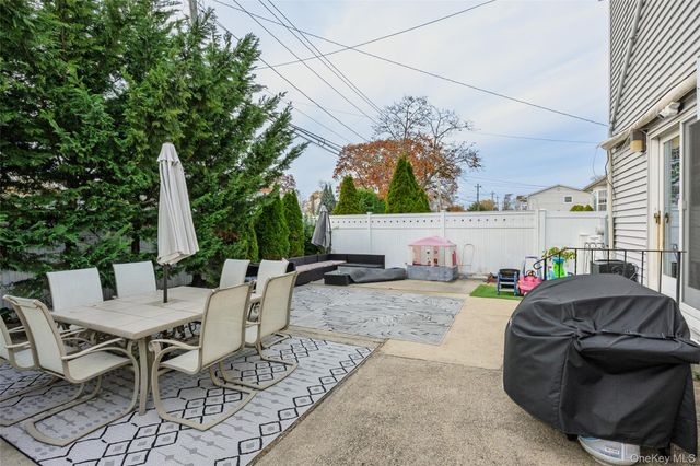 398 Concord Avenue, Lindenhurst, NY 11757