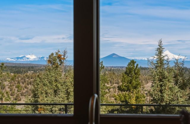 3487 NW Greenleaf Way, Bend, OR 97703