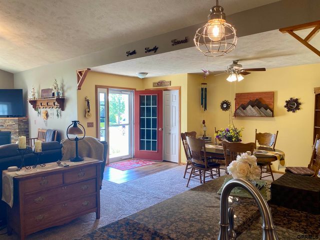 8614 N 161st Plaza, Omaha, NE 68007
