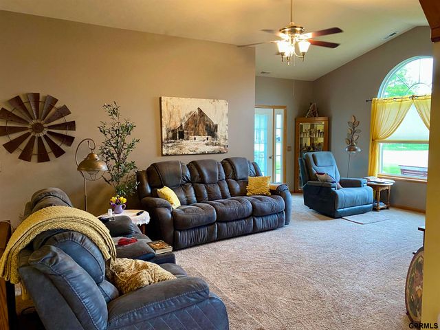 8614 N 161st Plaza, Omaha, NE 68007