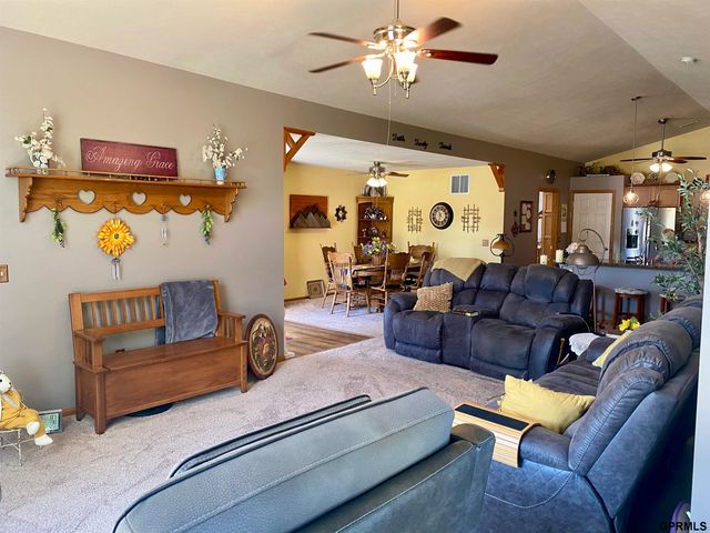 8614 N 161st Plaza, Omaha, NE 68007