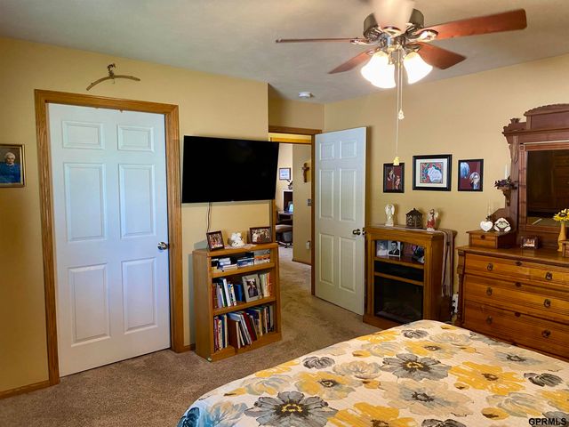 8614 N 161st Plaza, Omaha, NE 68007