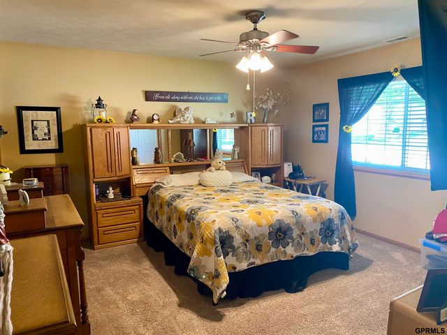 8614 N 161st Plaza, Omaha, NE 68007