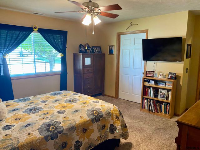 8614 N 161st Plaza, Omaha, NE 68007