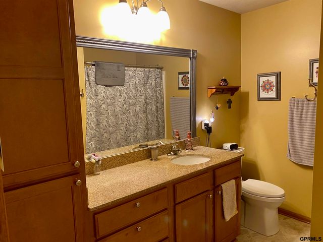 8614 N 161st Plaza, Omaha, NE 68007