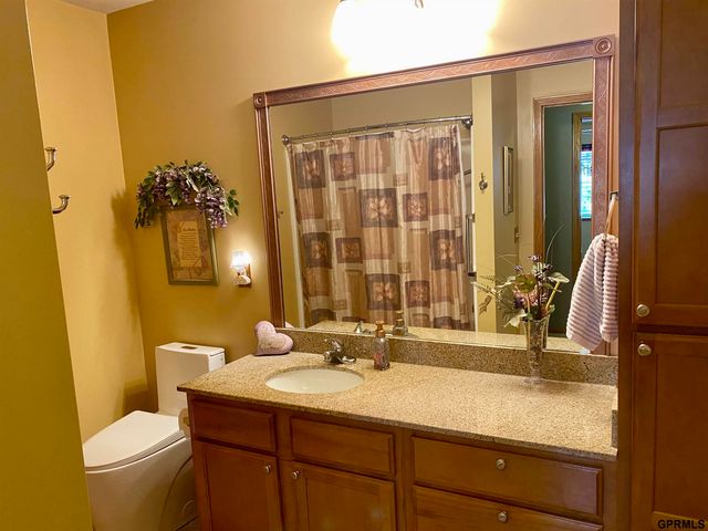 8614 N 161st Plaza, Omaha, NE 68007