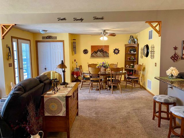 8614 N 161st Plaza, Omaha, NE 68007