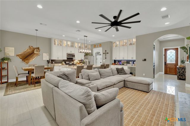 627 Hummingbird Hill, Canyon Lake, TX 78133