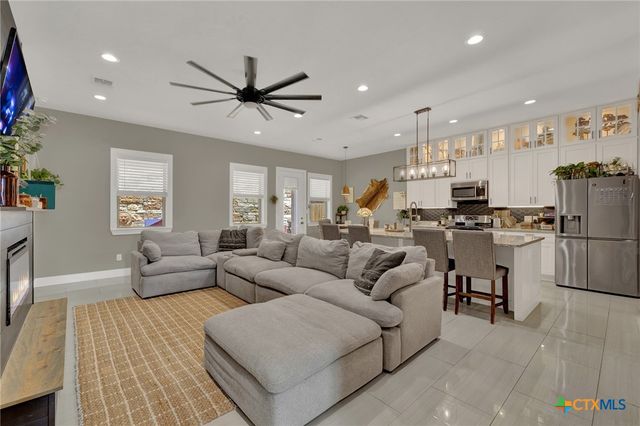 627 Hummingbird Hill, Canyon Lake, TX 78133