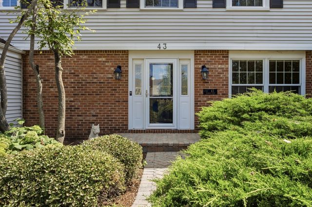 43 Dunham Place, St. Charles, IL 60174