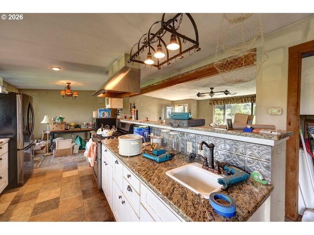 35343 SEARLS Ln, Astoria, OR 97103