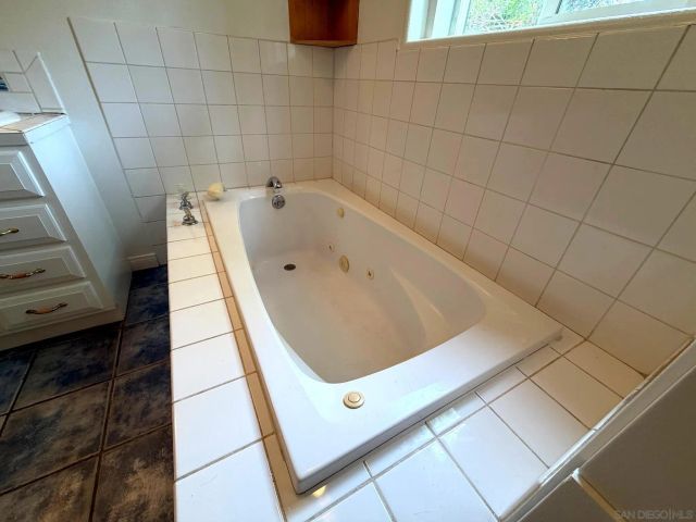 469 Lado De Loma Dr., Vista, CA 92083