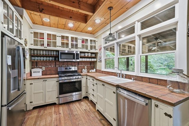 550 Navaho Way, Ellijay, GA 30540