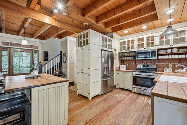 550 Navaho Way, Ellijay, GA 30540