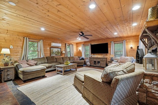 550 Navaho Way, Ellijay, GA 30540
