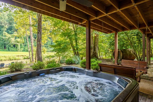 550 Navaho Way, Ellijay, GA 30540