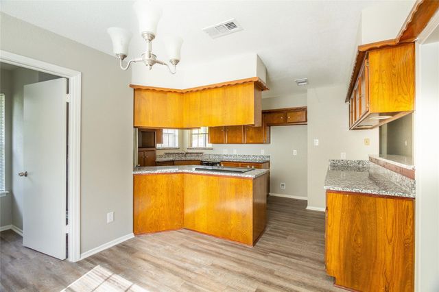 102 Sue Lane, Highlands, TX 77562