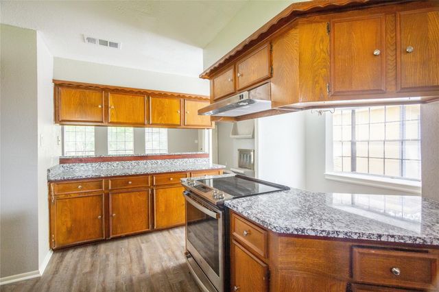 102 Sue Lane, Highlands, TX 77562