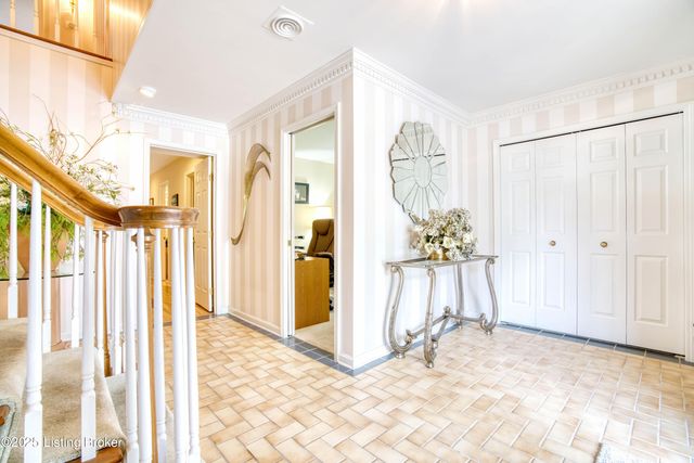 161 Gardiner Lake Rd, Louisville, KY 40205