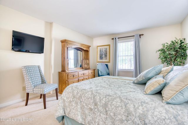 161 Gardiner Lake Rd, Louisville, KY 40205