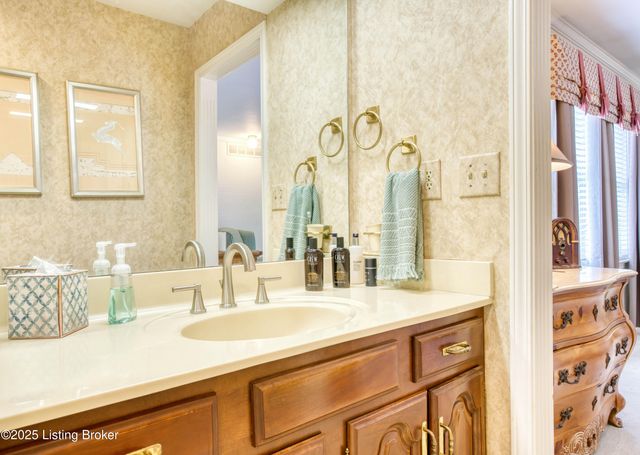 161 Gardiner Lake Rd, Louisville, KY 40205