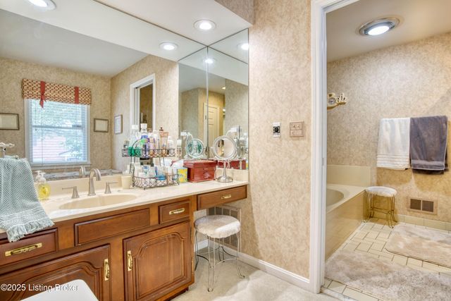 161 Gardiner Lake Rd, Louisville, KY 40205