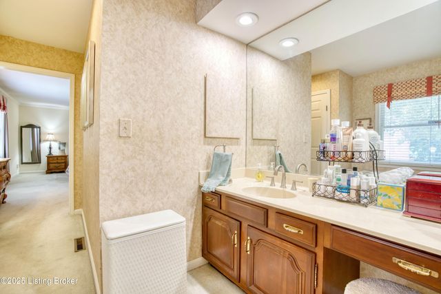 161 Gardiner Lake Rd, Louisville, KY 40205