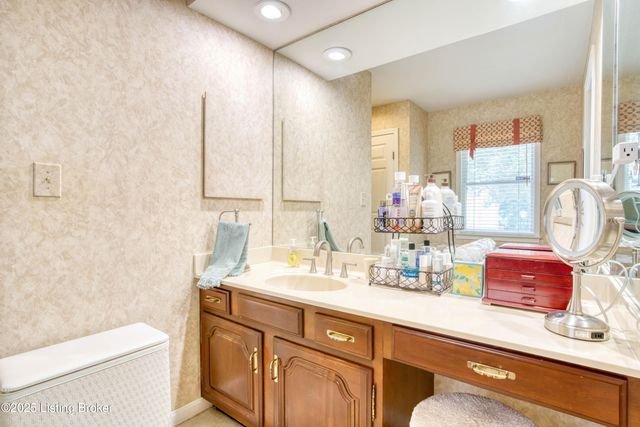 161 Gardiner Lake Rd, Louisville, KY 40205