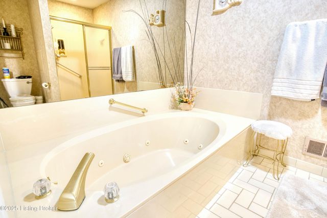 161 Gardiner Lake Rd, Louisville, KY 40205