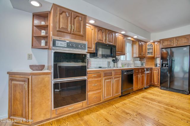 161 Gardiner Lake Rd, Louisville, KY 40205