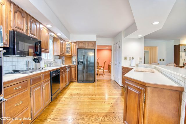 161 Gardiner Lake Rd, Louisville, KY 40205