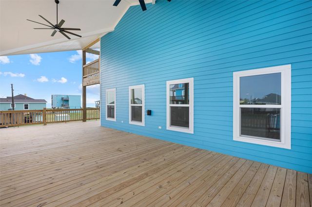 877 Alberdie Drive, Crystal Beach, TX 77650