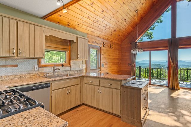 913 Royal Oaks Trail, Brasstown, NC 28902