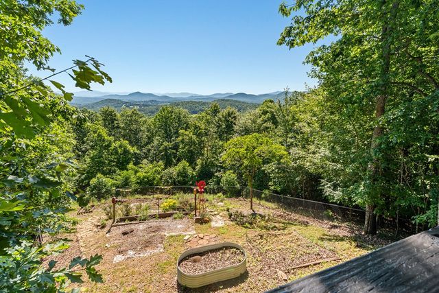913 Royal Oaks Trail, Brasstown, NC 28902