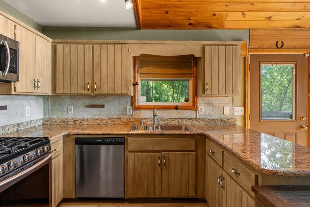 913 Royal Oaks Trail, Brasstown, NC 28902