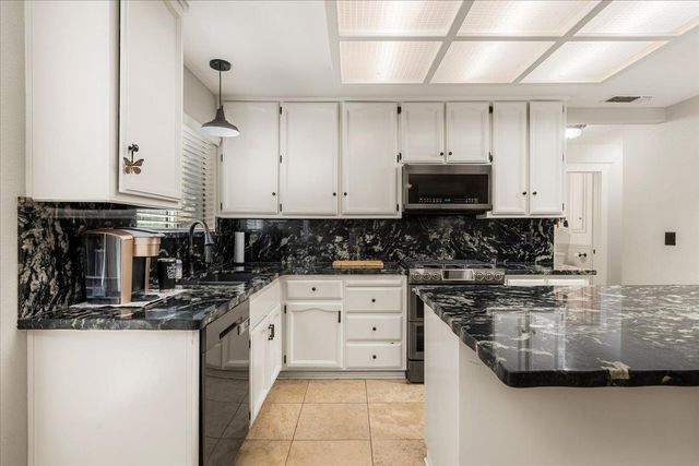 1045 Fox Run Ct, Auburn, CA 95603