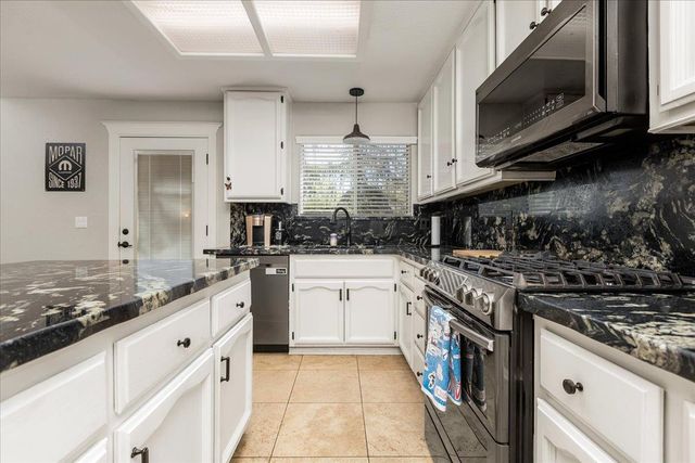 1045 Fox Run Ct, Auburn, CA 95603