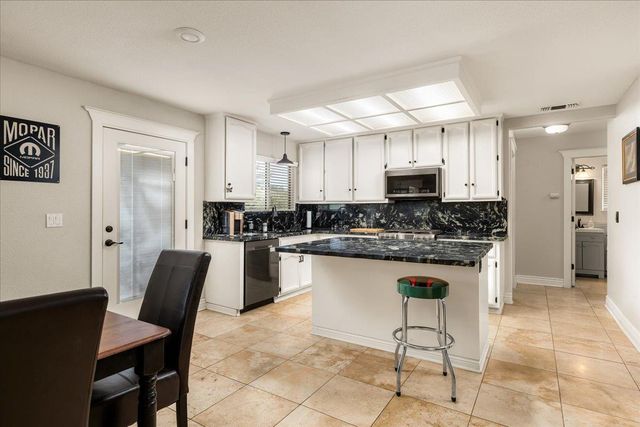 1045 Fox Run Ct, Auburn, CA 95603
