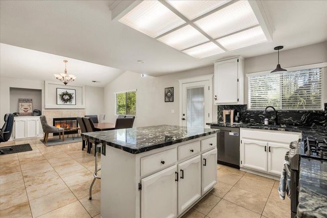 1045 Fox Run Ct, Auburn, CA 95603