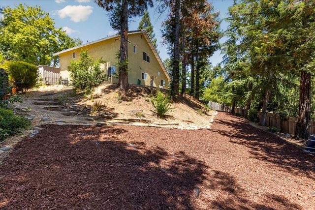 1045 Fox Run Ct, Auburn, CA 95603